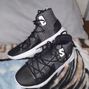 Basketball shoes